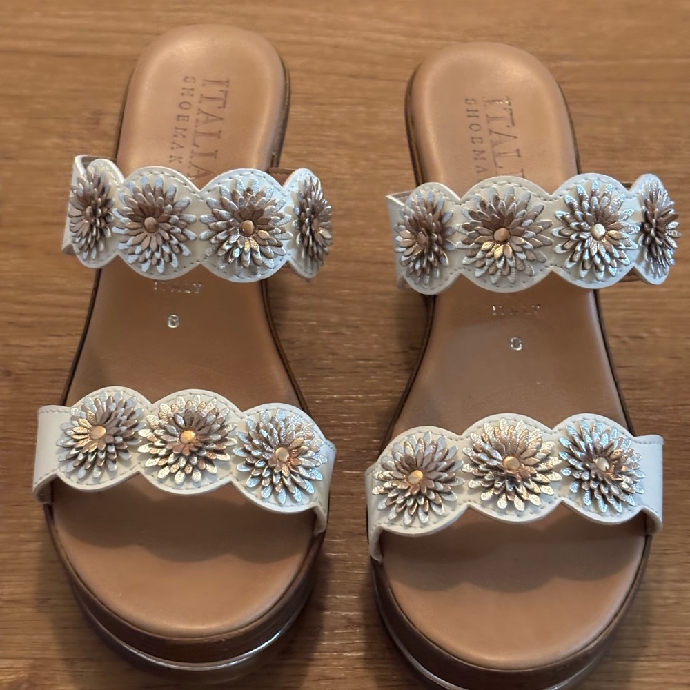 NWOT Italian Shoemakers White with Gold/Silver Floral Design